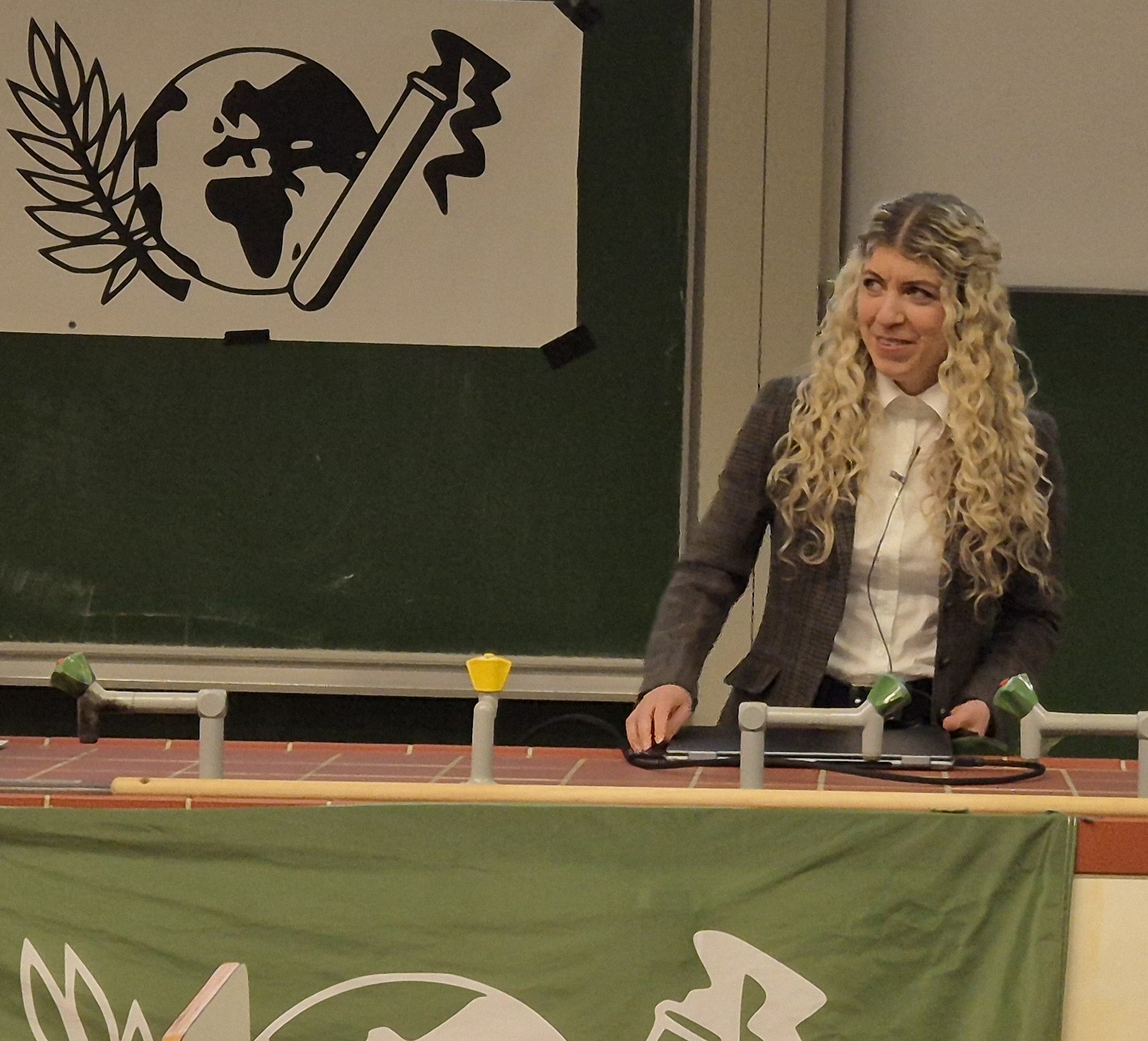 Tessa Baierl erhält die "Goldene Kreide" für ausgezeichnete Lehre.